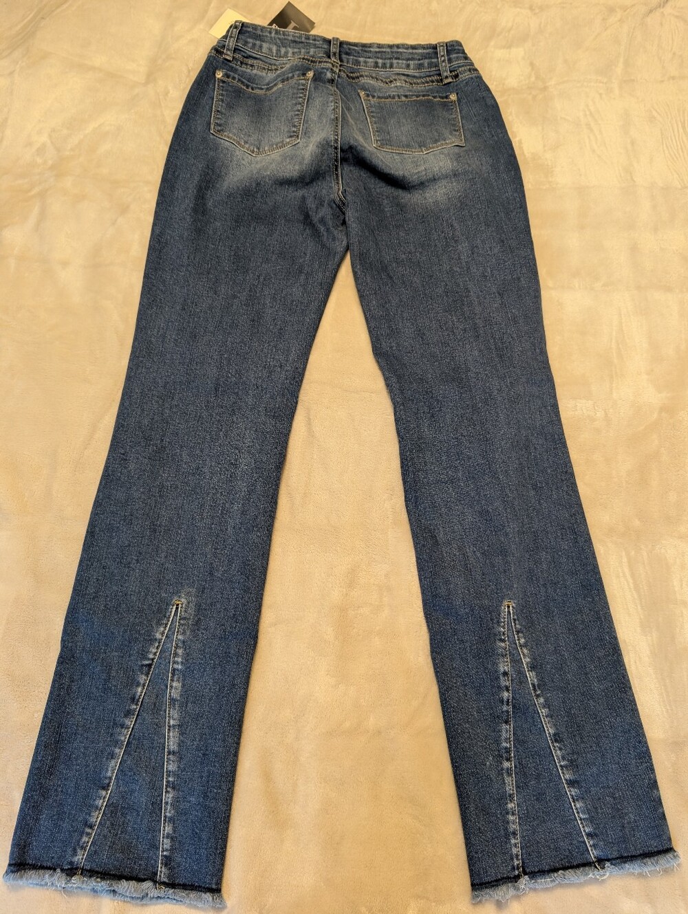 Flamingals Mid-rise Raw Hem V Design Bootcut Jeans NWT Size Medium - Picture 5 of 9